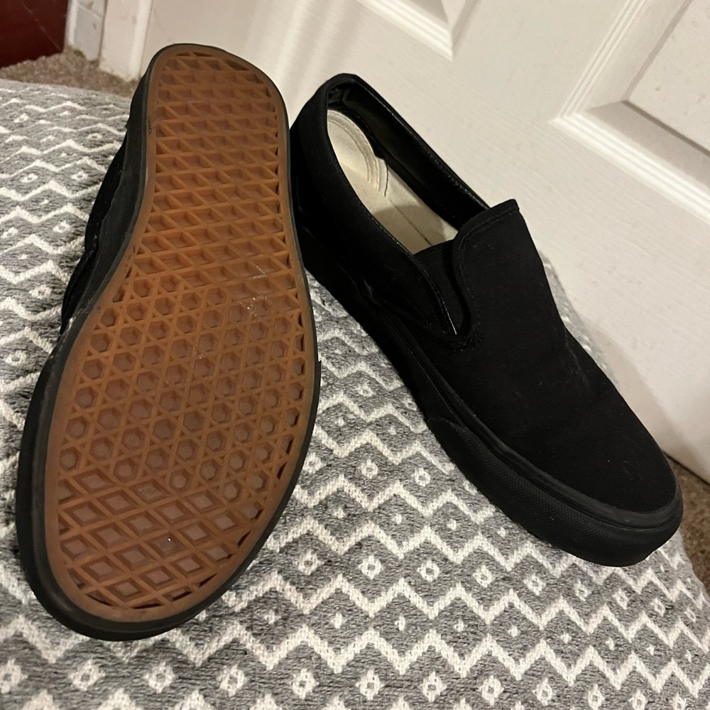EUC Vans black slip on sneakers